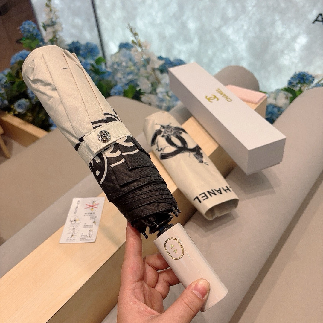  CHANEL（香奈儿）三折自动折叠晴雨伞 集合香奈儿灵魂LOGO为一体的设计风格高雅奢华 带在身上带来