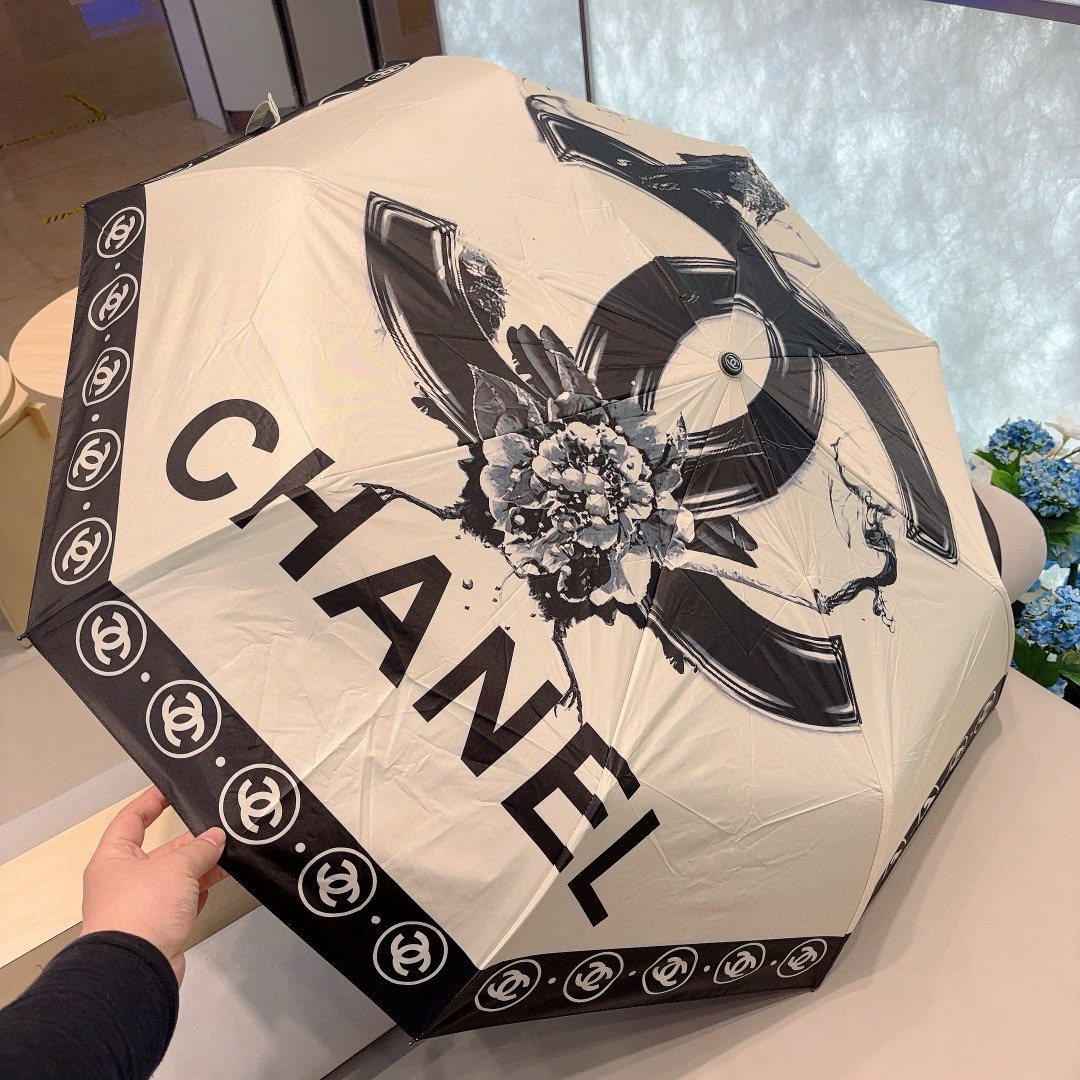  CHANEL（香奈儿）三折自动折叠晴雨伞 集合香奈儿灵魂LOGO为一体的设计风格高雅奢华 带在身上带来