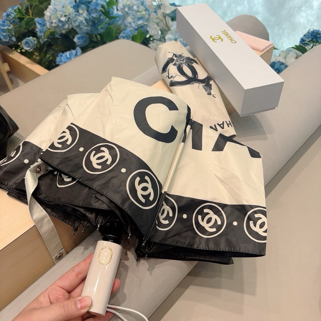 CHANEL（香奈儿）三折自动折叠晴雨伞 集合香奈儿灵魂LOGO为一体的设计风格高雅奢华 带在身上带来