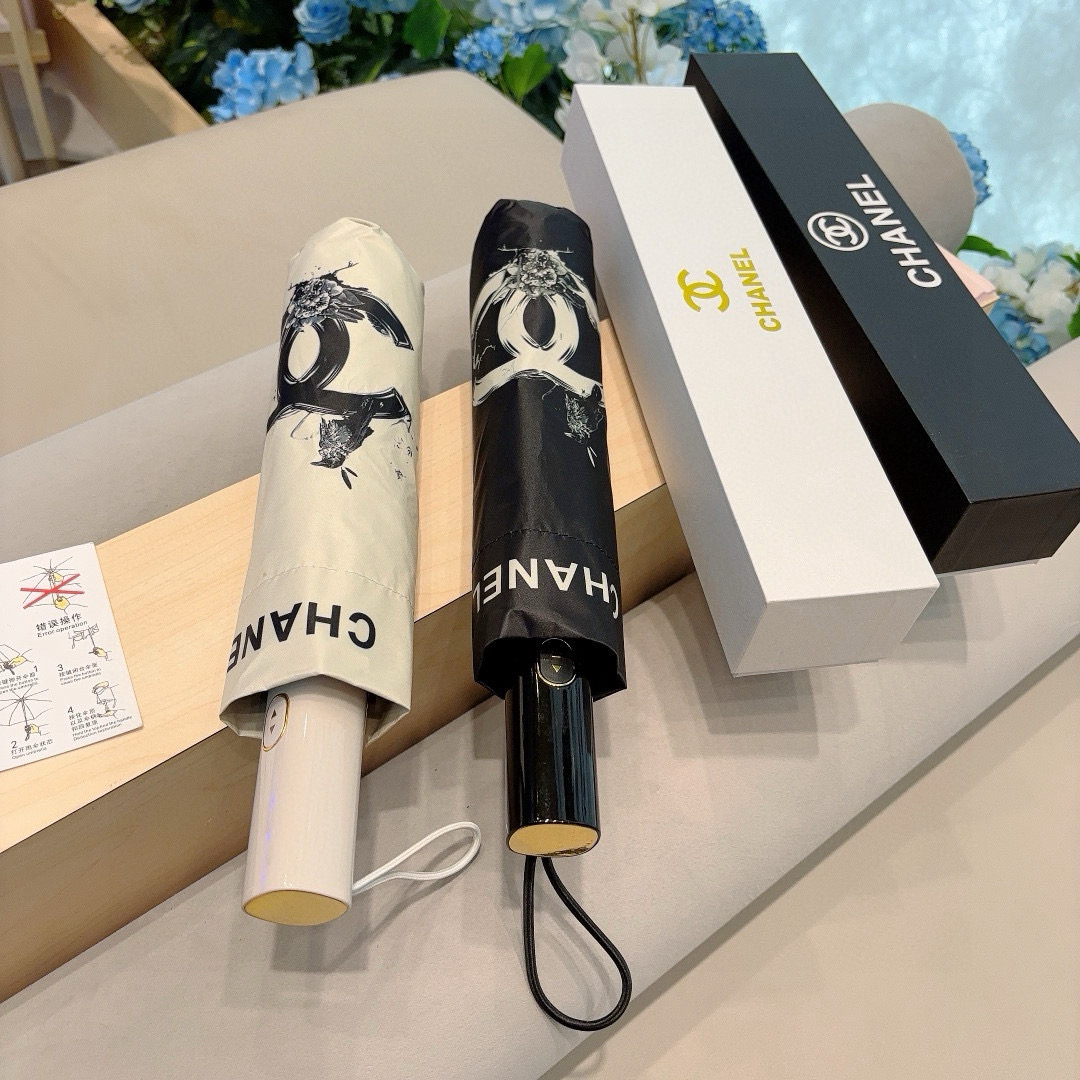  CHANEL（香奈儿）三折自动折叠晴雨伞 集合香奈儿灵魂LOGO为一体的设计风格高雅奢华 带在身上带来