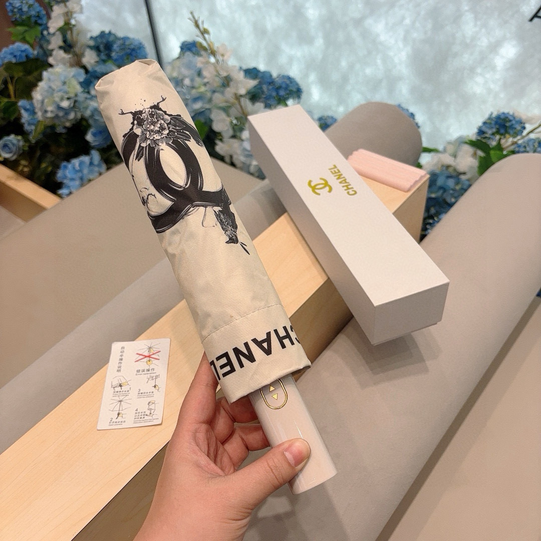  CHANEL（香奈儿）三折自动折叠晴雨伞 集合香奈儿灵魂LOGO为一体的设计风格高雅奢华 带在身上带来