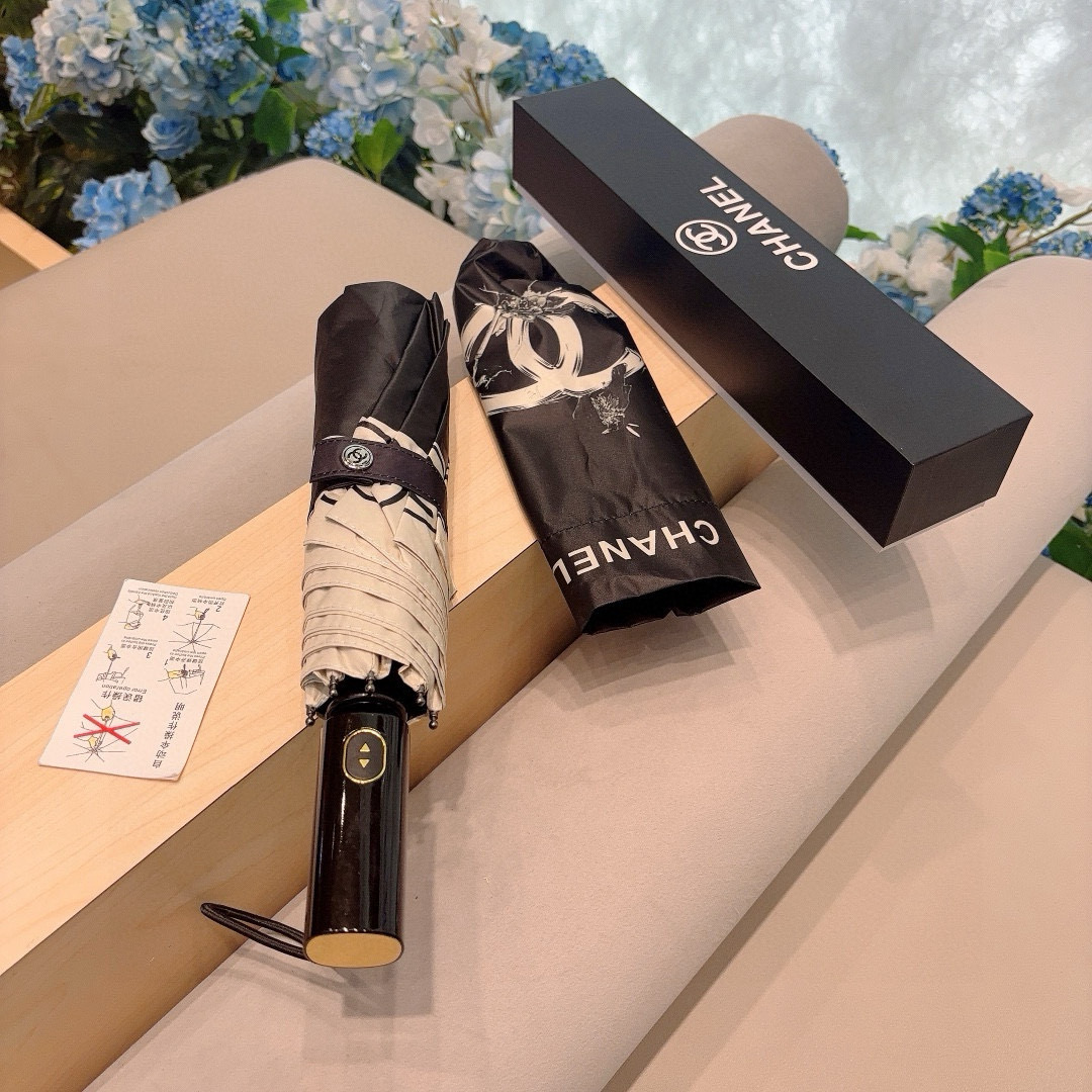  CHANEL（香奈儿）三折自动折叠晴雨伞 集合香奈儿灵魂LOGO为一体的设计风格高雅奢华 带在身上带来