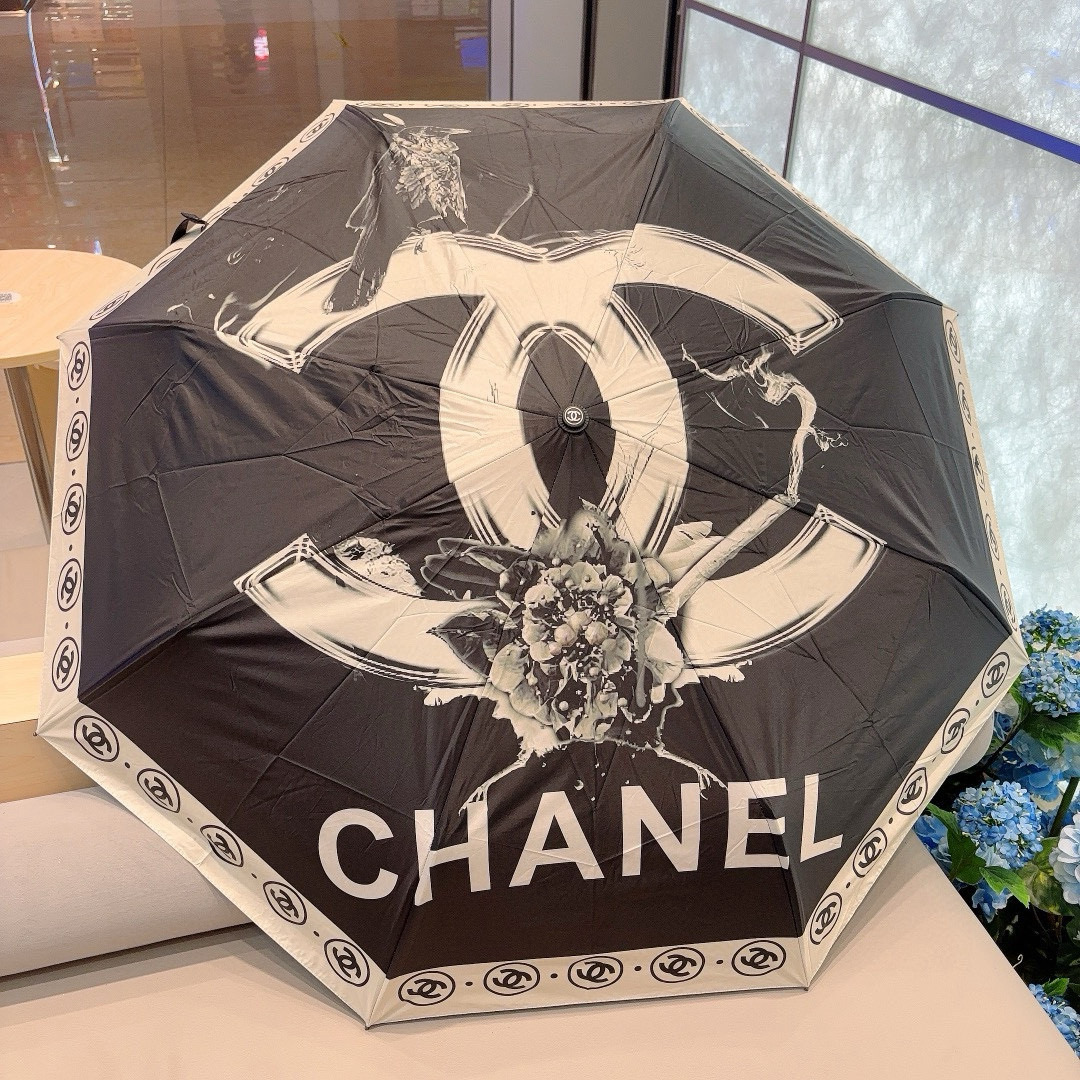  CHANEL（香奈儿）三折自动折叠晴雨伞 集合香奈儿灵魂LOGO为一体的设计风格高雅奢华 带在身上带来