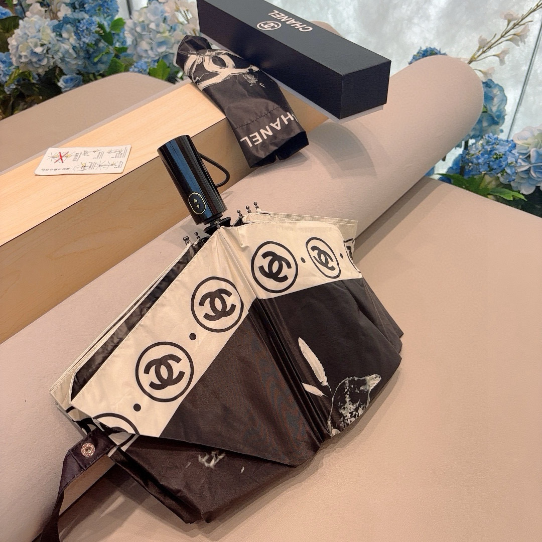  CHANEL（香奈儿）三折自动折叠晴雨伞 集合香奈儿灵魂LOGO为一体的设计风格高雅奢华 带在身上带来
