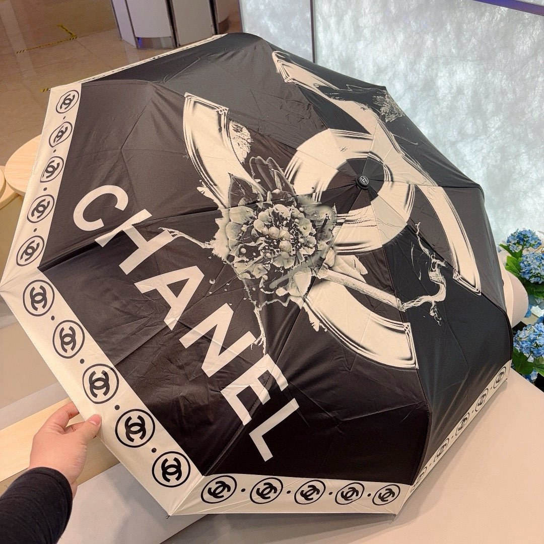  CHANEL（香奈儿）三折自动折叠晴雨伞 集合香奈儿灵魂LOGO为一体的设计风格高雅奢华 带在身上带来