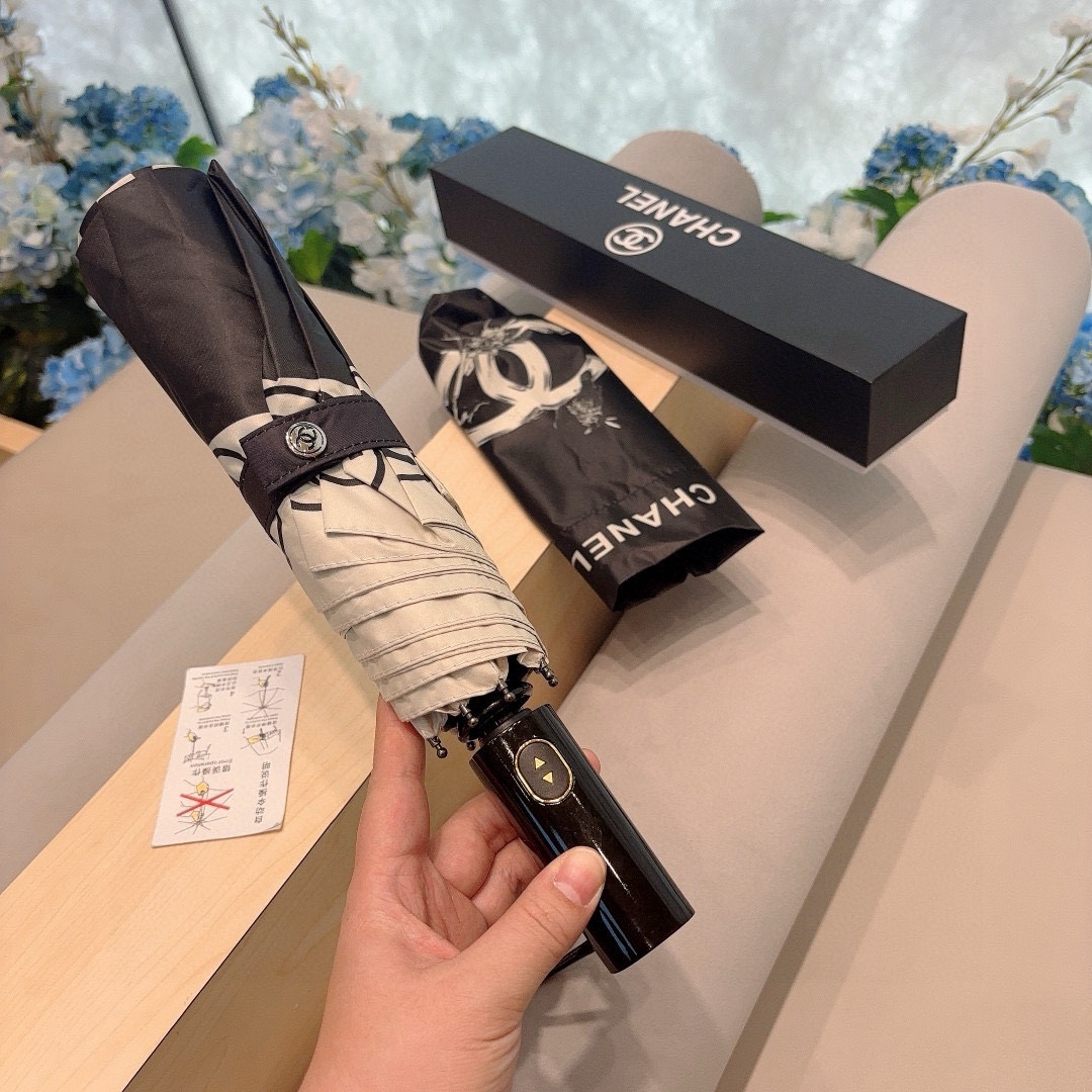  CHANEL（香奈儿）三折自动折叠晴雨伞 集合香奈儿灵魂LOGO为一体的设计风格高雅奢华 带在身上带来
