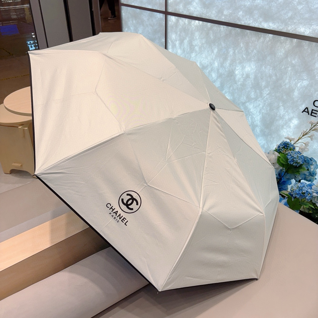  CHANEL（香奈儿）三折自动折叠晴雨伞 集合香奈儿灵魂LOGO为一体的设计风格高雅奢华 带在身上带来
