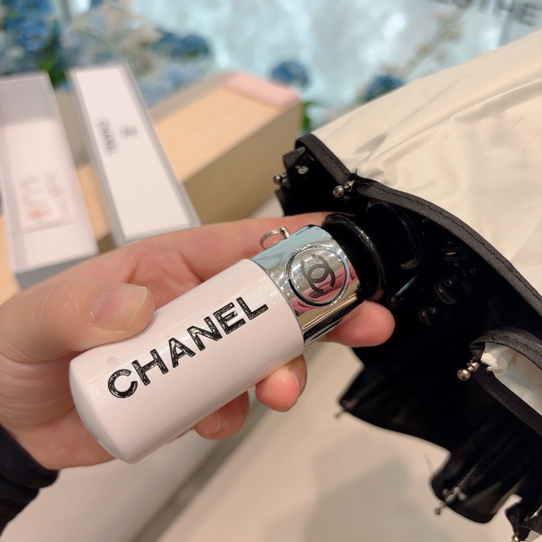  CHANEL（香奈儿）三折自动折叠晴雨伞 集合香奈儿灵魂LOGO为一体的设计风格高雅奢华 带在身上带来