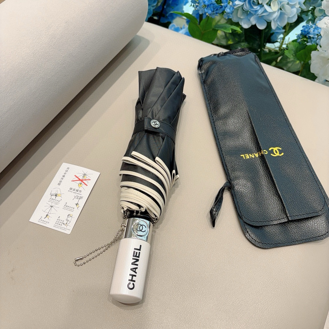  CHANEL（香奈儿）三折自动折叠晴雨伞 集合香奈儿灵魂LOGO为一体的设计风格高雅奢华 带在身上带来