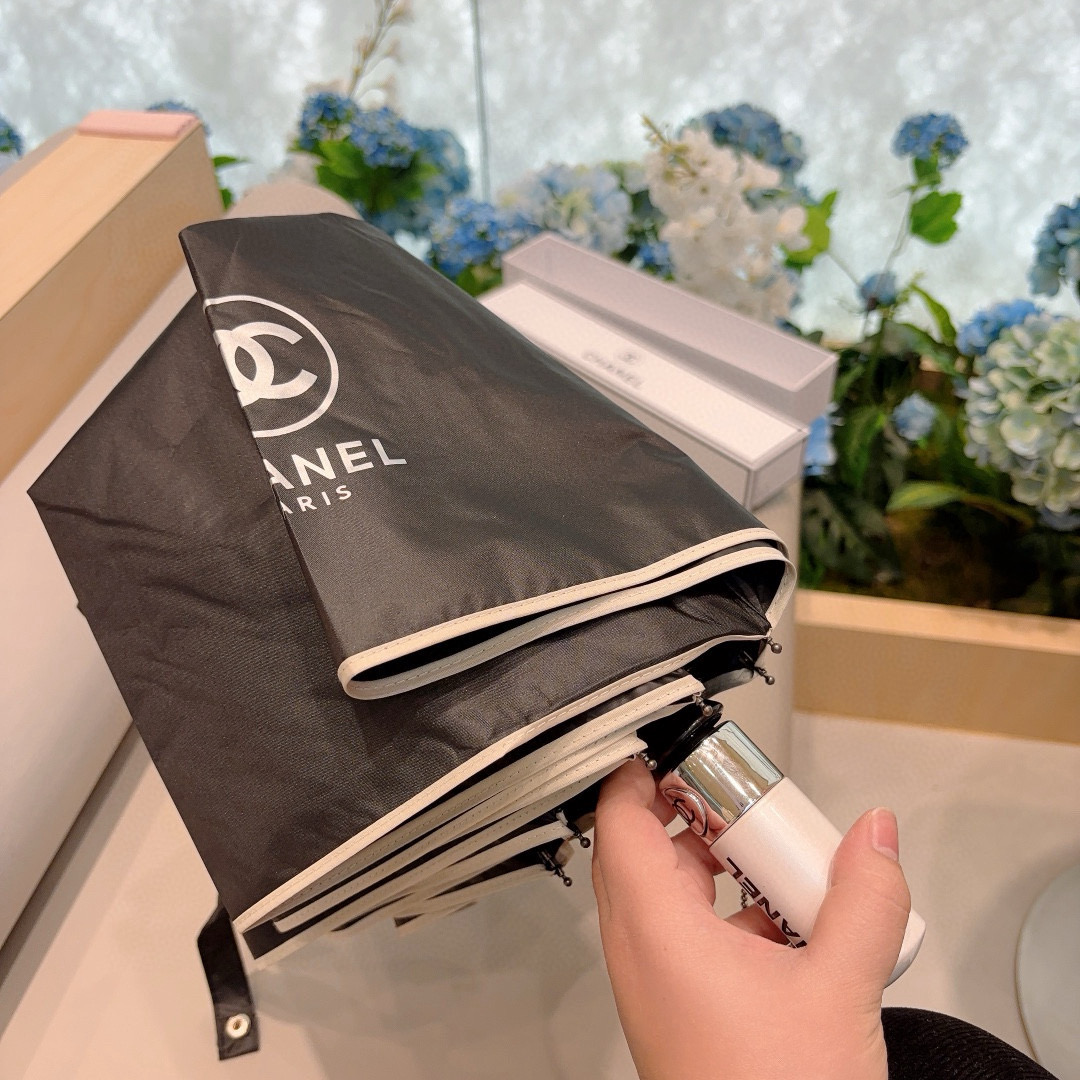  CHANEL（香奈儿）三折自动折叠晴雨伞 集合香奈儿灵魂LOGO为一体的设计风格高雅奢华 带在身上带来