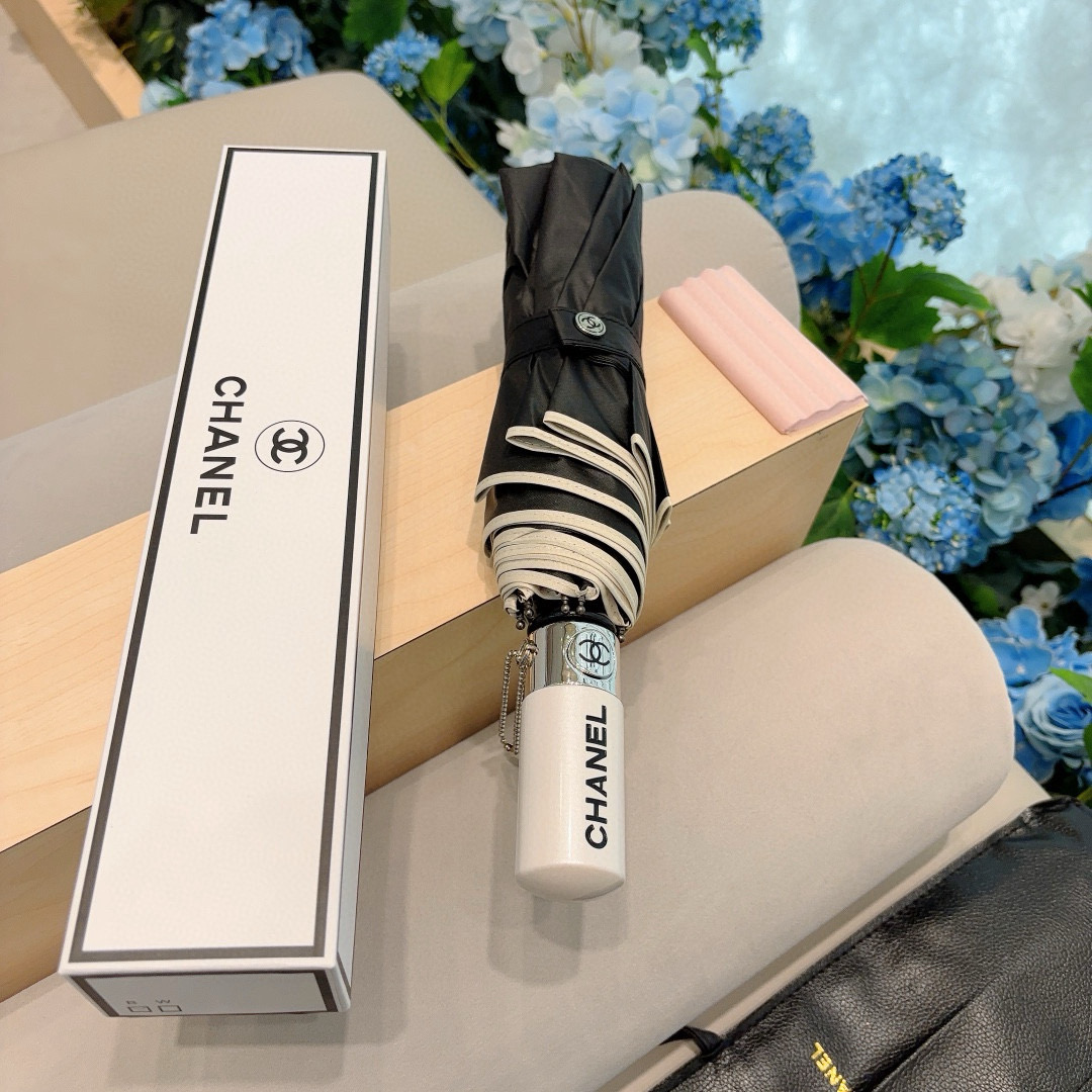  CHANEL（香奈儿）三折自动折叠晴雨伞 集合香奈儿灵魂LOGO为一体的设计风格高雅奢华 带在身上带来