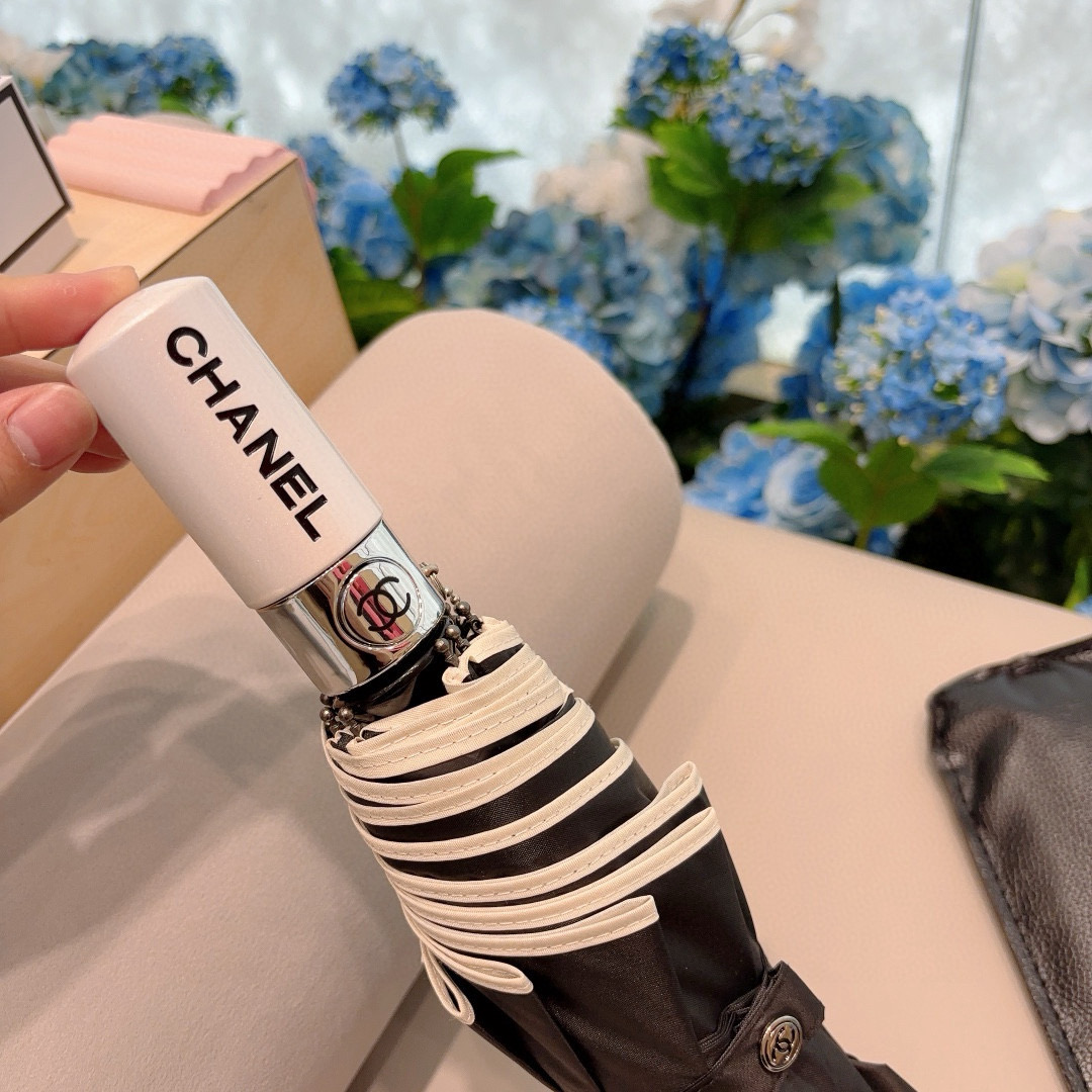  CHANEL（香奈儿）三折自动折叠晴雨伞 集合香奈儿灵魂LOGO为一体的设计风格高雅奢华 带在身上带来