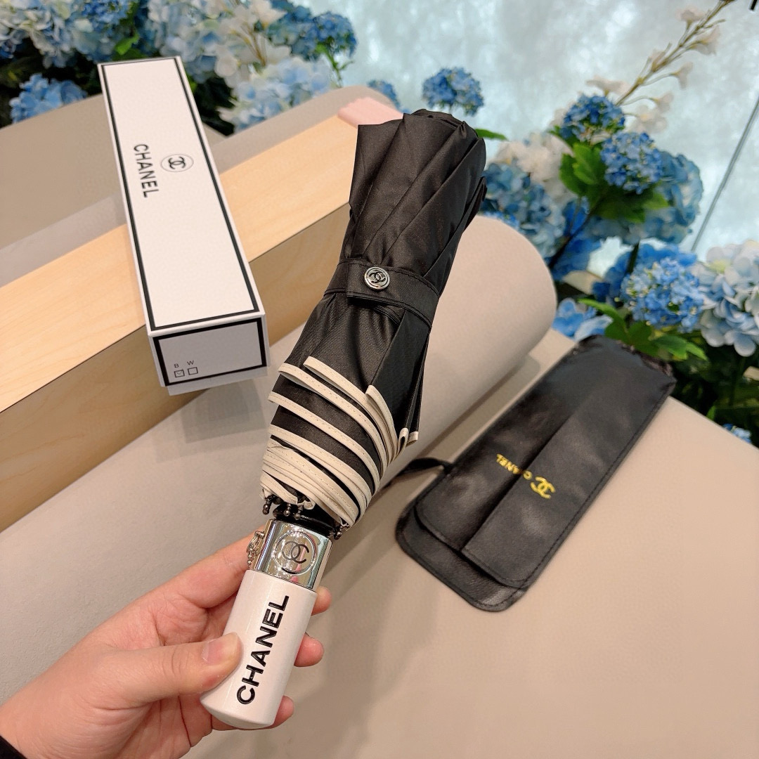  CHANEL（香奈儿）三折自动折叠晴雨伞 集合香奈儿灵魂LOGO为一体的设计风格高雅奢华 带在身上带来