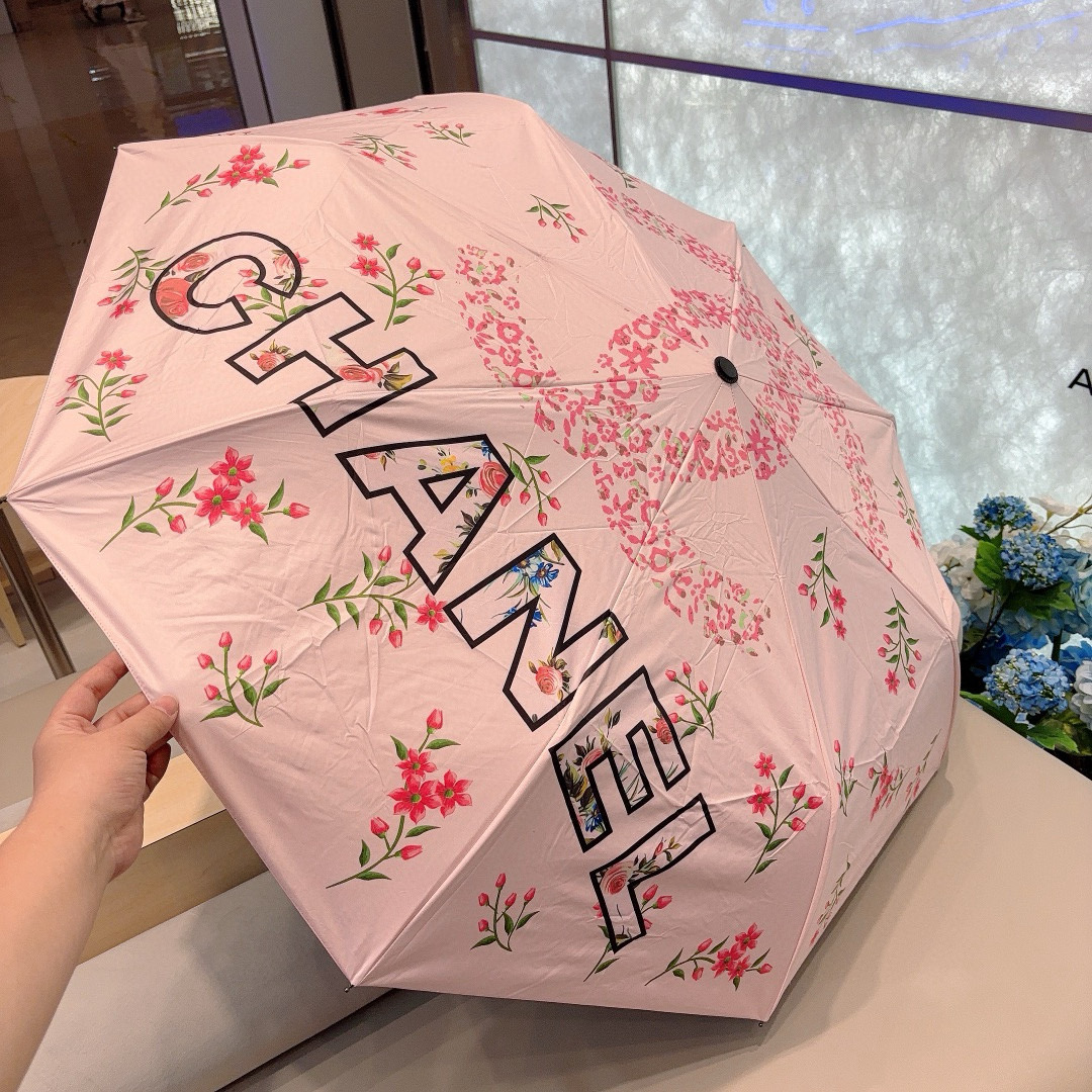  CHANEL（香奈儿）三折自动折叠晴雨伞 集合香奈儿灵魂LOGO为一体的设计风格高雅奢华 带在身上带来