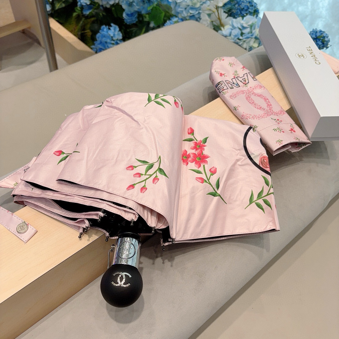  CHANEL（香奈儿）三折自动折叠晴雨伞 集合香奈儿灵魂LOGO为一体的设计风格高雅奢华 带在身上带来