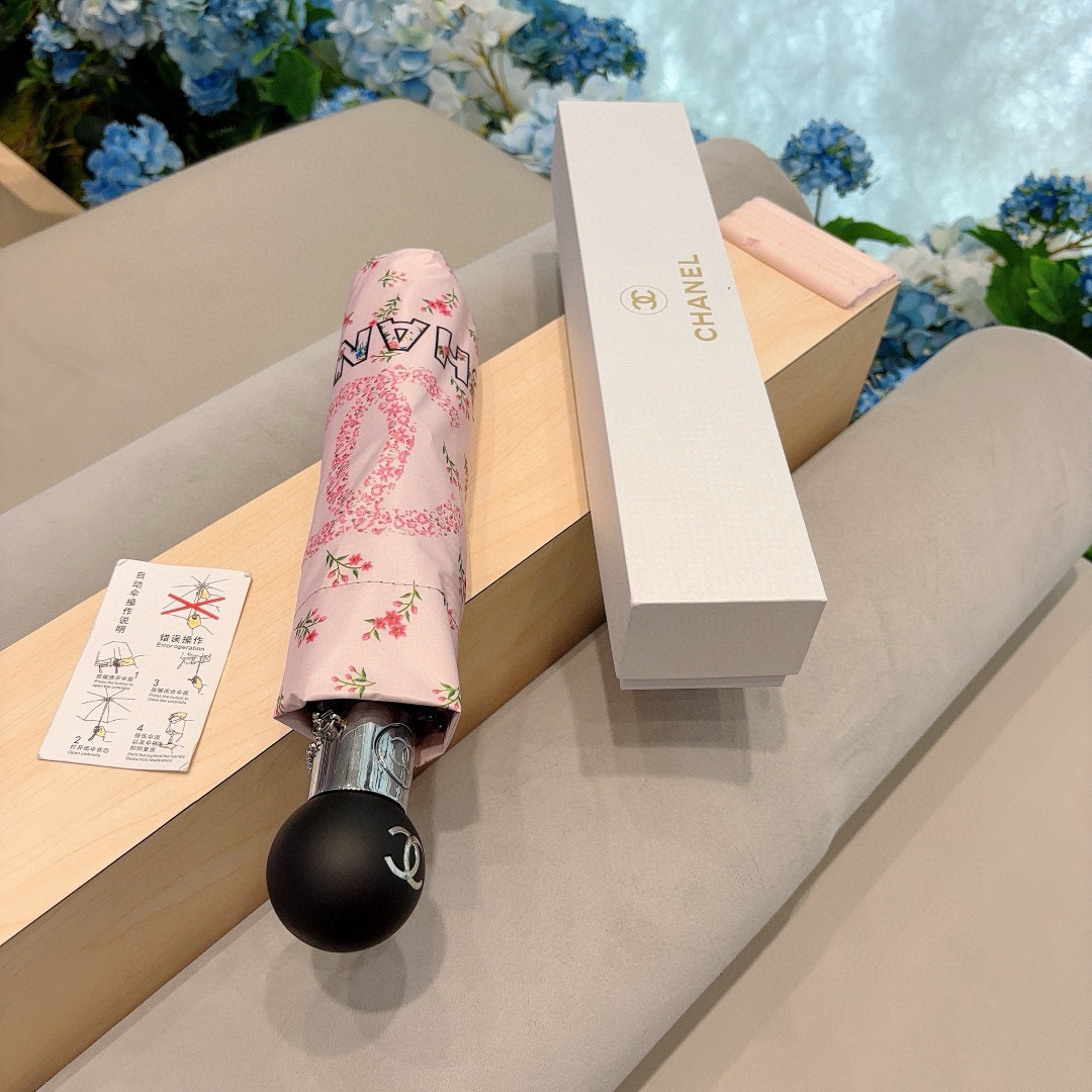  CHANEL（香奈儿）三折自动折叠晴雨伞 集合香奈儿灵魂LOGO为一体的设计风格高雅奢华 带在身上带来