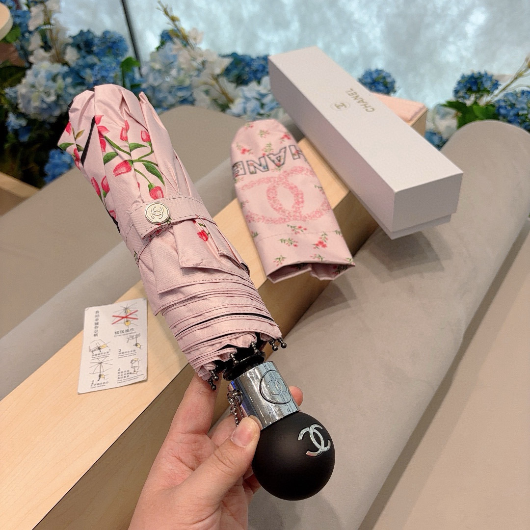  CHANEL（香奈儿）三折自动折叠晴雨伞 集合香奈儿灵魂LOGO为一体的设计风格高雅奢华 带在身上带来