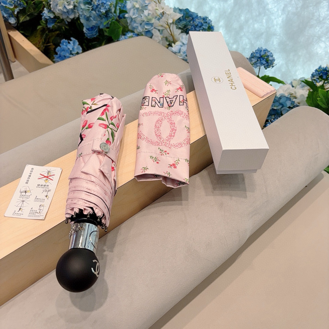  CHANEL（香奈儿）三折自动折叠晴雨伞 集合香奈儿灵魂LOGO为一体的设计风格高雅奢华 带在身上带来
