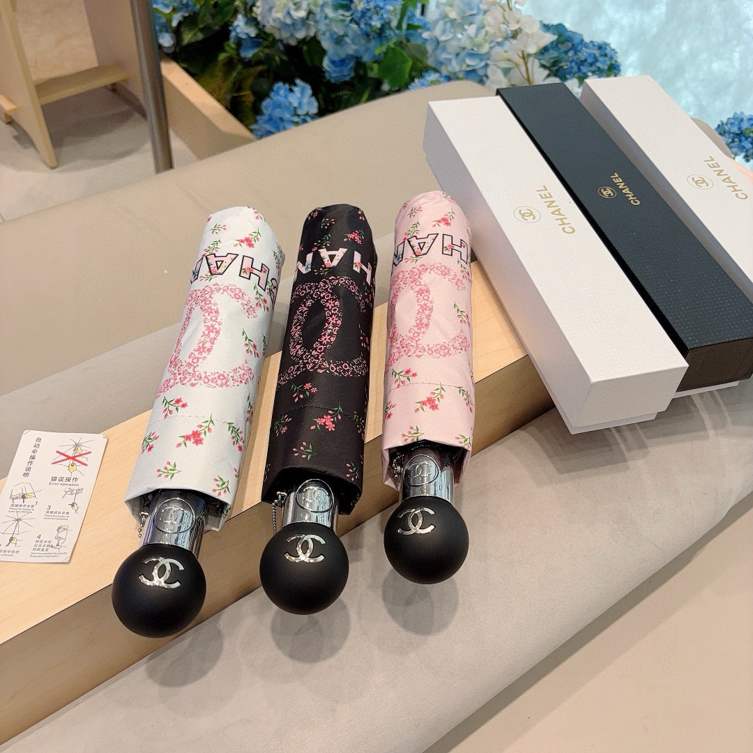  CHANEL（香奈儿）三折自动折叠晴雨伞 集合香奈儿灵魂LOGO为一体的设计风格高雅奢华 带在身上带来