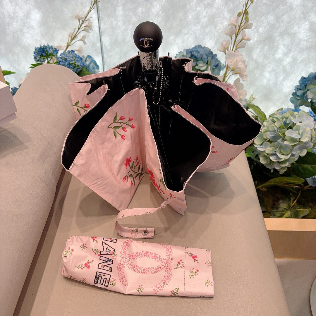  CHANEL（香奈儿）三折自动折叠晴雨伞 集合香奈儿灵魂LOGO为一体的设计风格高雅奢华 带在身上带来