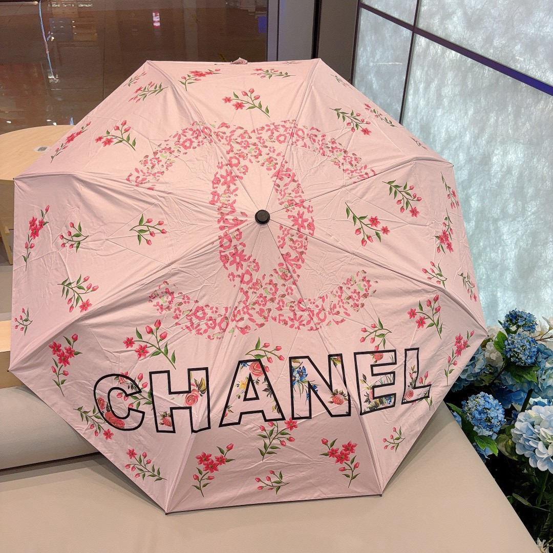  CHANEL（香奈儿）三折自动折叠晴雨伞 集合香奈儿灵魂LOGO为一体的设计风格高雅奢华 带在身上带来