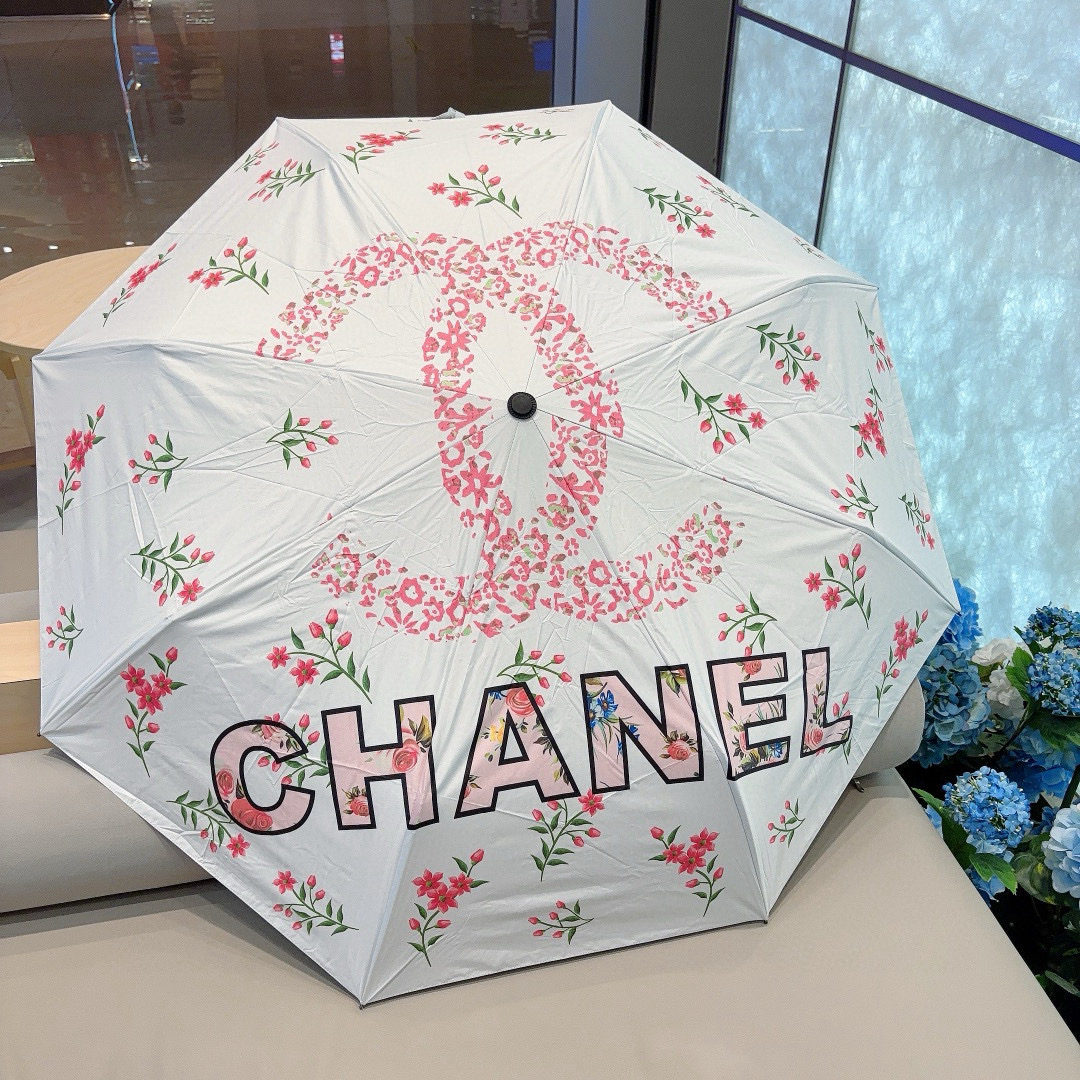  CHANEL（香奈儿）三折自动折叠晴雨伞 集合香奈儿灵魂LOGO为一体的设计风格高雅奢华 带在身上带来