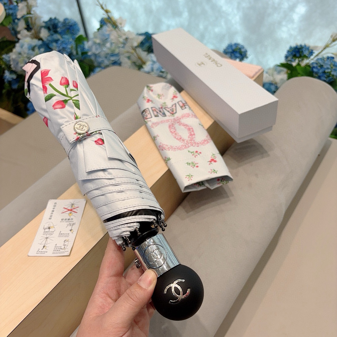  CHANEL（香奈儿）三折自动折叠晴雨伞 集合香奈儿灵魂LOGO为一体的设计风格高雅奢华 带在身上带来