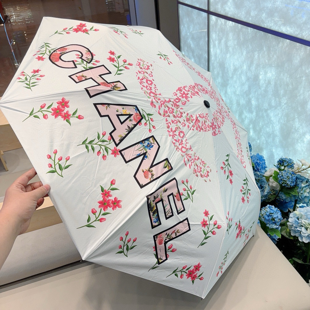  CHANEL（香奈儿）三折自动折叠晴雨伞 集合香奈儿灵魂LOGO为一体的设计风格高雅奢华 带在身上带来