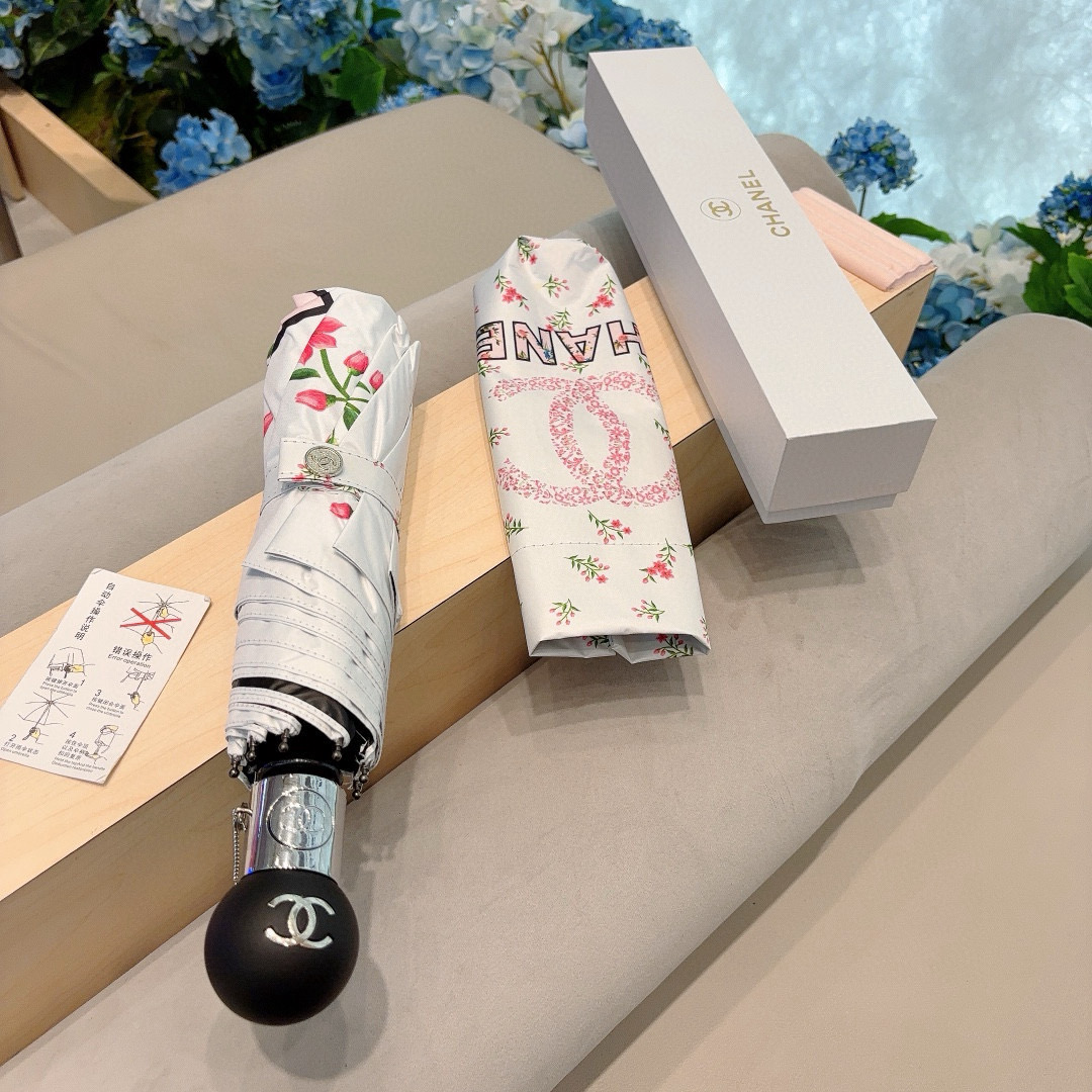  CHANEL（香奈儿）三折自动折叠晴雨伞 集合香奈儿灵魂LOGO为一体的设计风格高雅奢华 带在身上带来