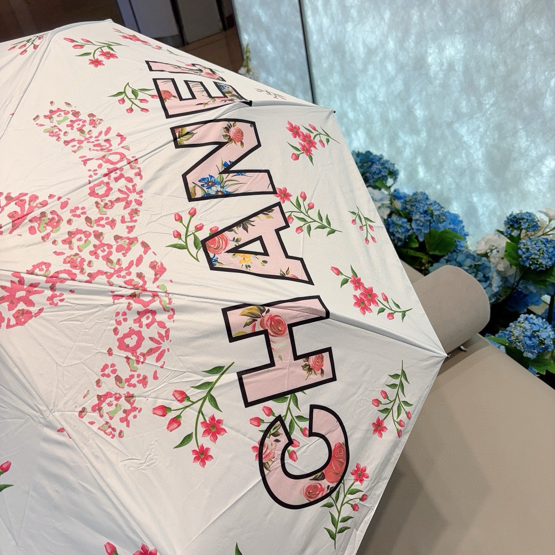  CHANEL（香奈儿）三折自动折叠晴雨伞 集合香奈儿灵魂LOGO为一体的设计风格高雅奢华 带在身上带来