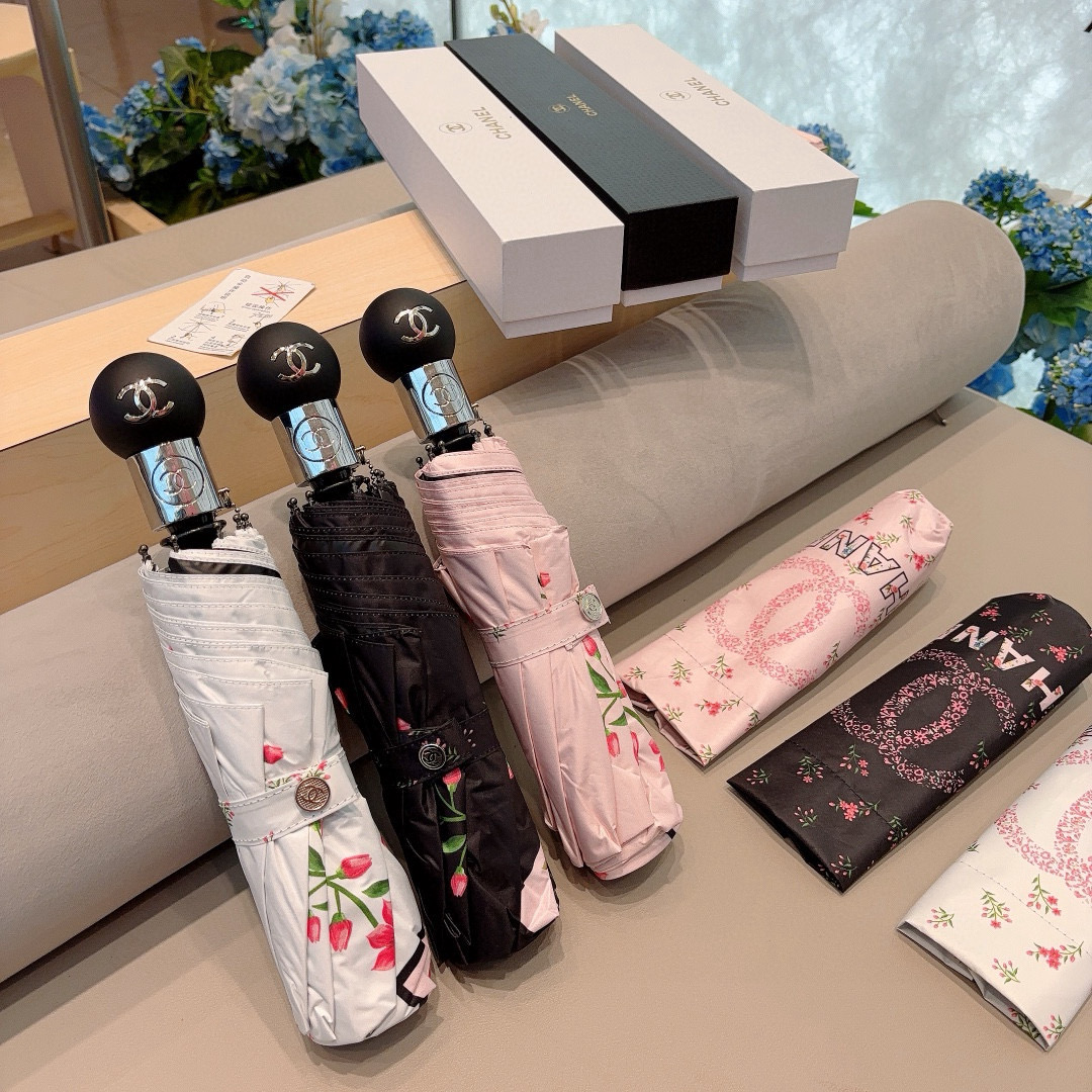  CHANEL（香奈儿）三折自动折叠晴雨伞 集合香奈儿灵魂LOGO为一体的设计风格高雅奢华 带在身上带来