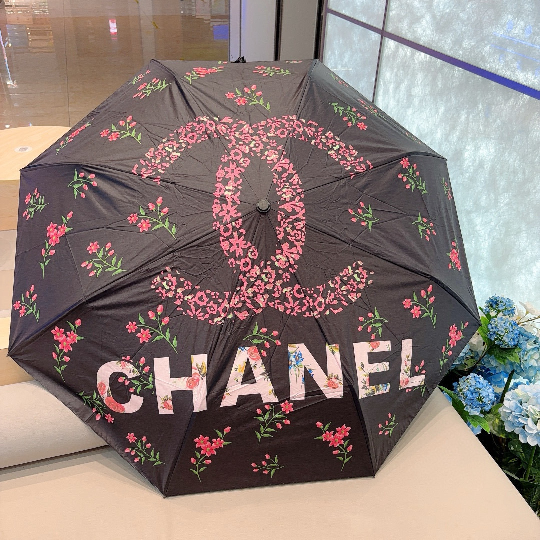  CHANEL（香奈儿）三折自动折叠晴雨伞 集合香奈儿灵魂LOGO为一体的设计风格高雅奢华 带在身上带来