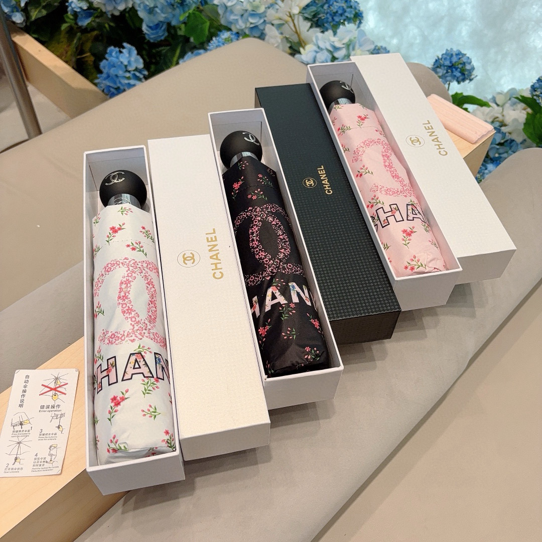  CHANEL（香奈儿）三折自动折叠晴雨伞 集合香奈儿灵魂LOGO为一体的设计风格高雅奢华 带在身上带来
