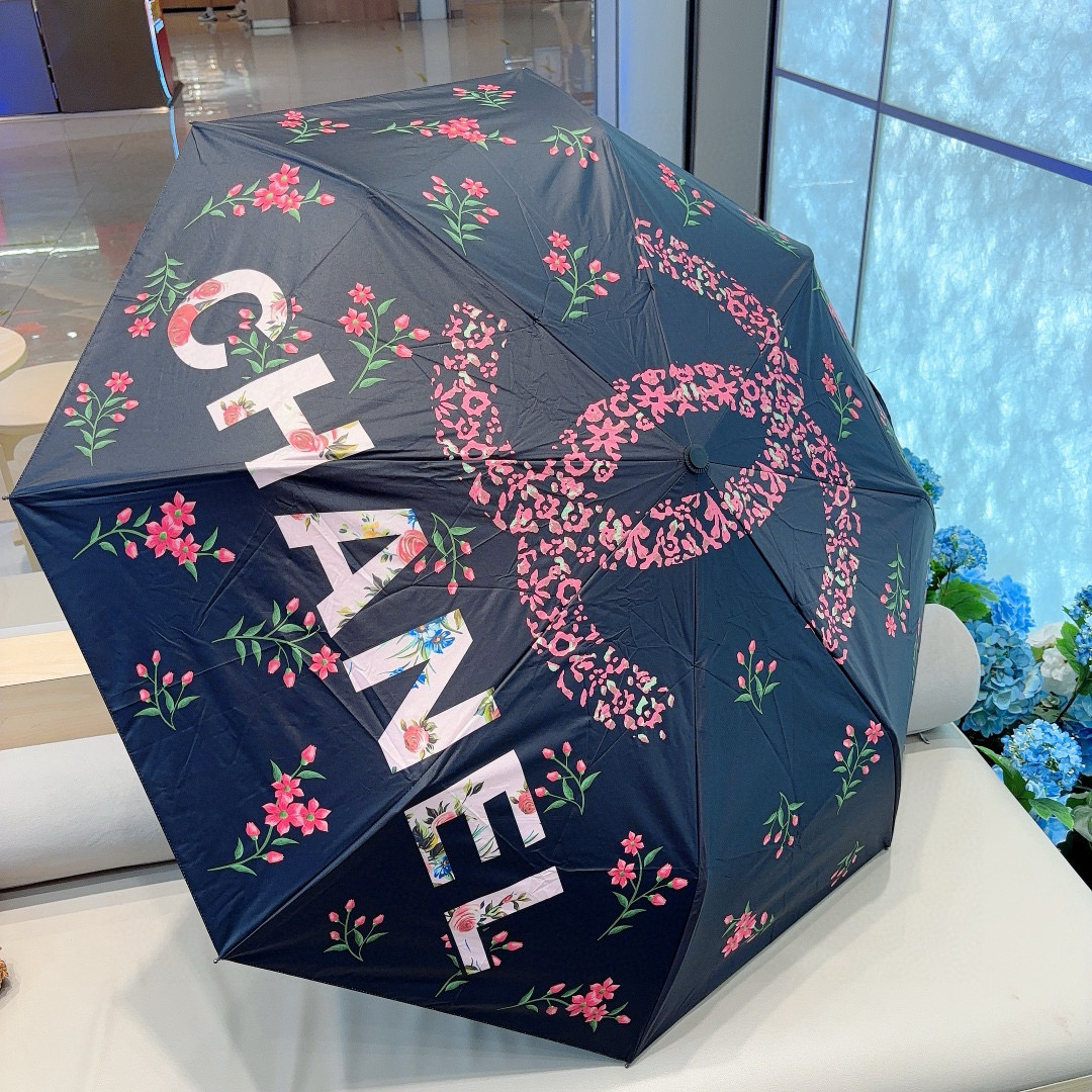  CHANEL（香奈儿）三折自动折叠晴雨伞 集合香奈儿灵魂LOGO为一体的设计风格高雅奢华 带在身上带来