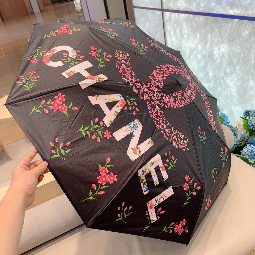  CHANEL（香奈儿）三折自动折叠晴雨伞 集合香奈儿灵魂LOGO为一体的设计风格高雅奢华 带在身上带来