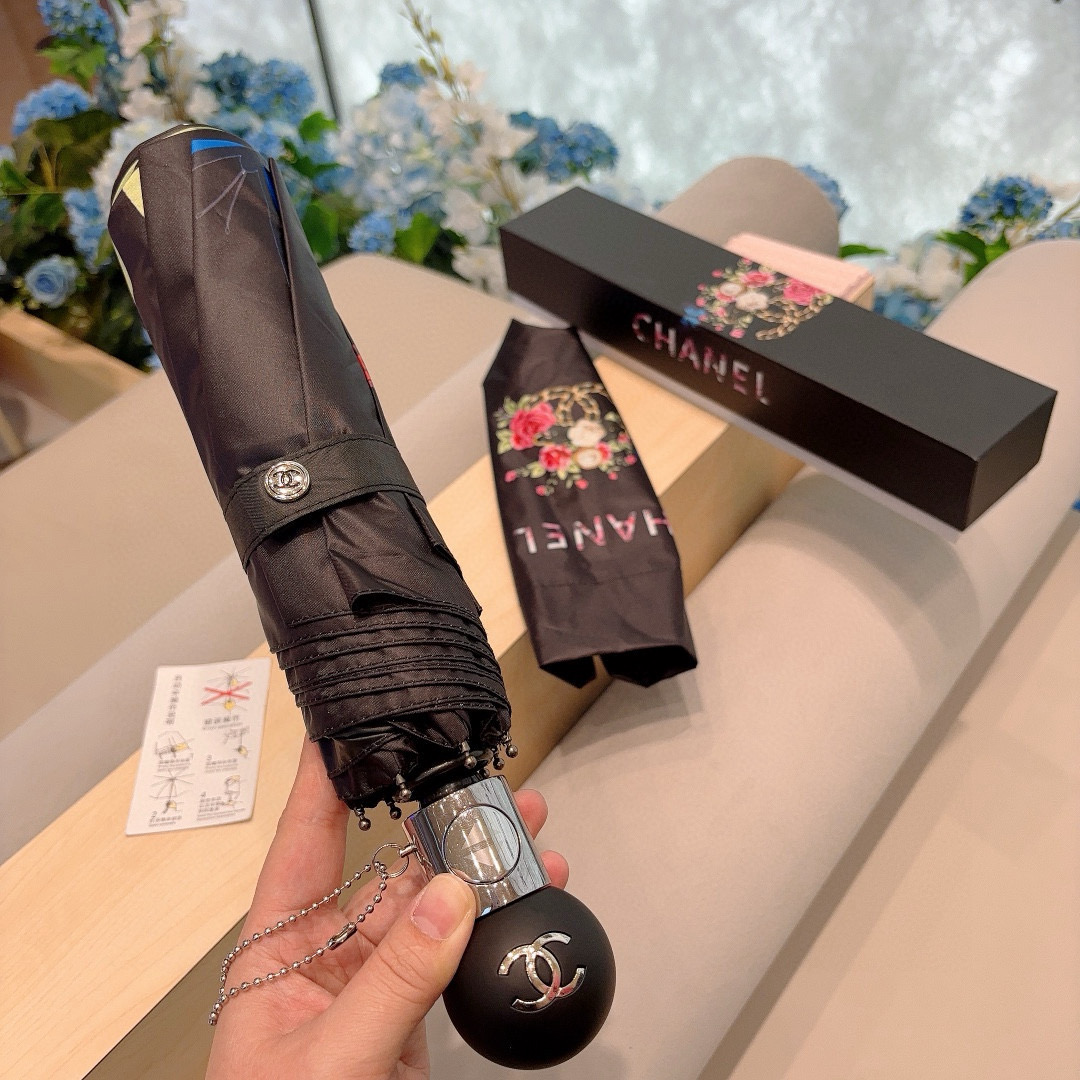  CHANEL（香奈儿）三折自动折叠晴雨伞 集合香奈儿灵魂LOGO为一体的设计风格高雅奢华 带在身上带来