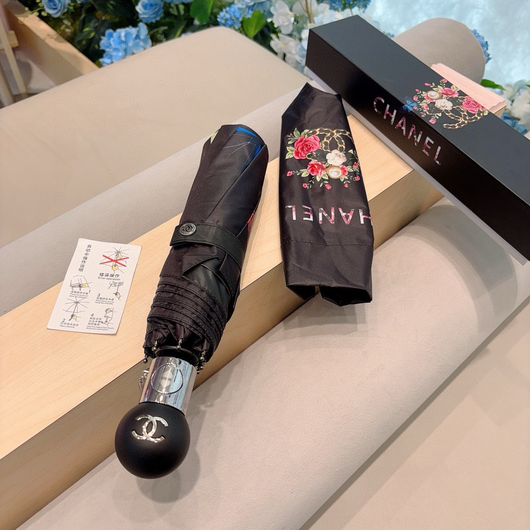  CHANEL（香奈儿）三折自动折叠晴雨伞 集合香奈儿灵魂LOGO为一体的设计风格高雅奢华 带在身上带来