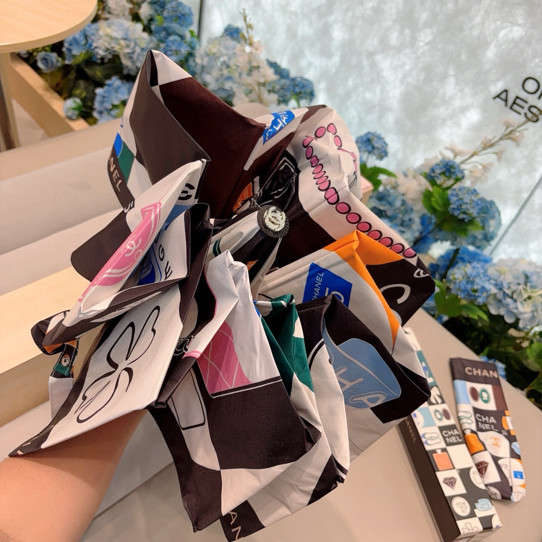  CHANEL（香奈儿）三折自动折叠晴雨伞 集合香奈儿灵魂LOGO为一体的设计风格高雅奢华 带在身上带来