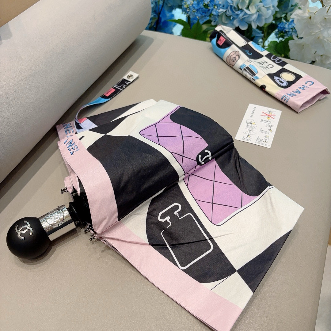  CHANEL（香奈儿）三折自动折叠晴雨伞 集合香奈儿灵魂LOGO为一体的设计风格高雅奢华 带在身上带来