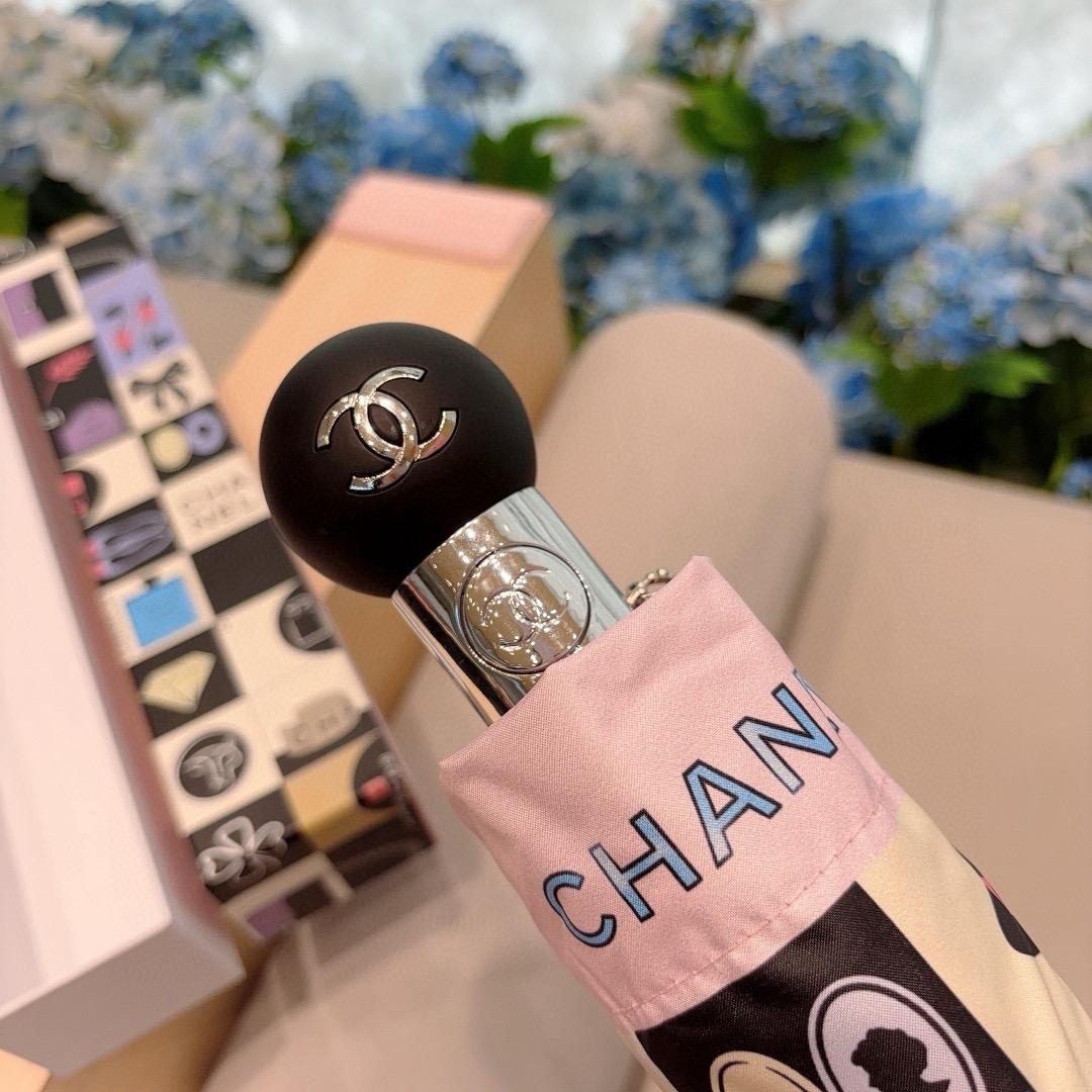  CHANEL（香奈儿）三折自动折叠晴雨伞 集合香奈儿灵魂LOGO为一体的设计风格高雅奢华 带在身上带来