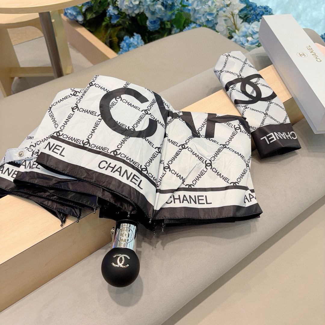  CHANEL（香奈儿）三折自动折叠晴雨伞 集合香奈儿灵魂LOGO为一体的设计风格高雅奢华 带在身上带来