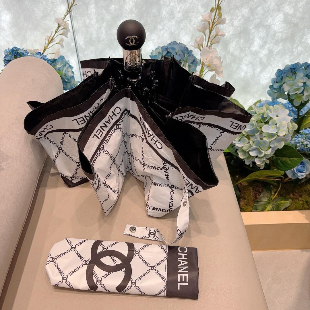  CHANEL（香奈儿）三折自动折叠晴雨伞 集合香奈儿灵魂LOGO为一体的设计风格高雅奢华 带在身上带来