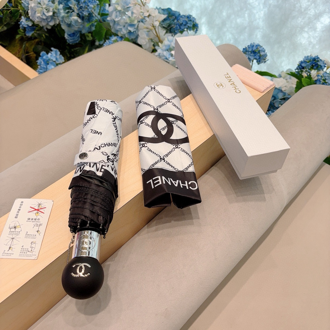  CHANEL（香奈儿）三折自动折叠晴雨伞 集合香奈儿灵魂LOGO为一体的设计风格高雅奢华 带在身上带来