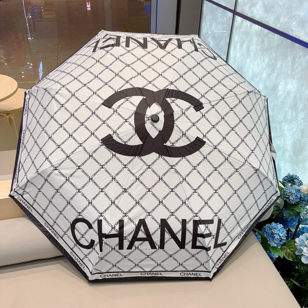  CHANEL（香奈儿）三折自动折叠晴雨伞 集合香奈儿灵魂LOGO为一体的设计风格高雅奢华 带在身上带来