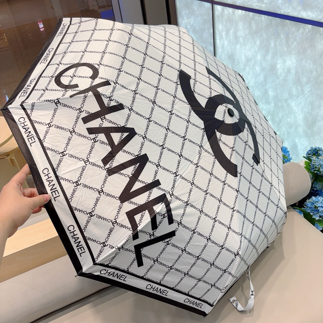  CHANEL（香奈儿）三折自动折叠晴雨伞 集合香奈儿灵魂LOGO为一体的设计风格高雅奢华 带在身上带来