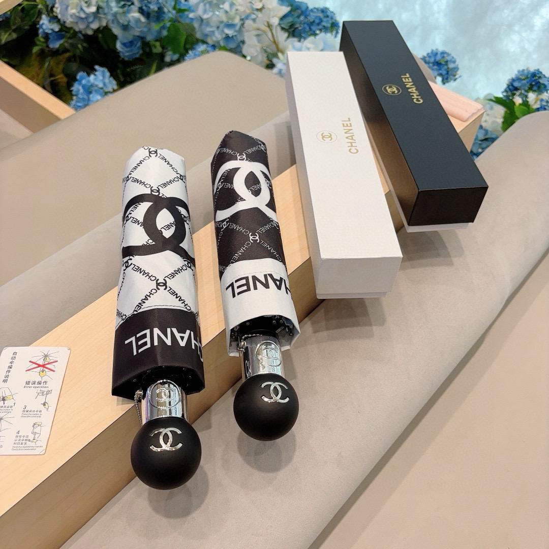  CHANEL（香奈儿）三折自动折叠晴雨伞 集合香奈儿灵魂LOGO为一体的设计风格高雅奢华 带在身上带来