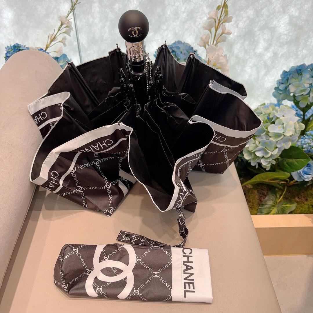  CHANEL（香奈儿）三折自动折叠晴雨伞 集合香奈儿灵魂LOGO为一体的设计风格高雅奢华 带在身上带来