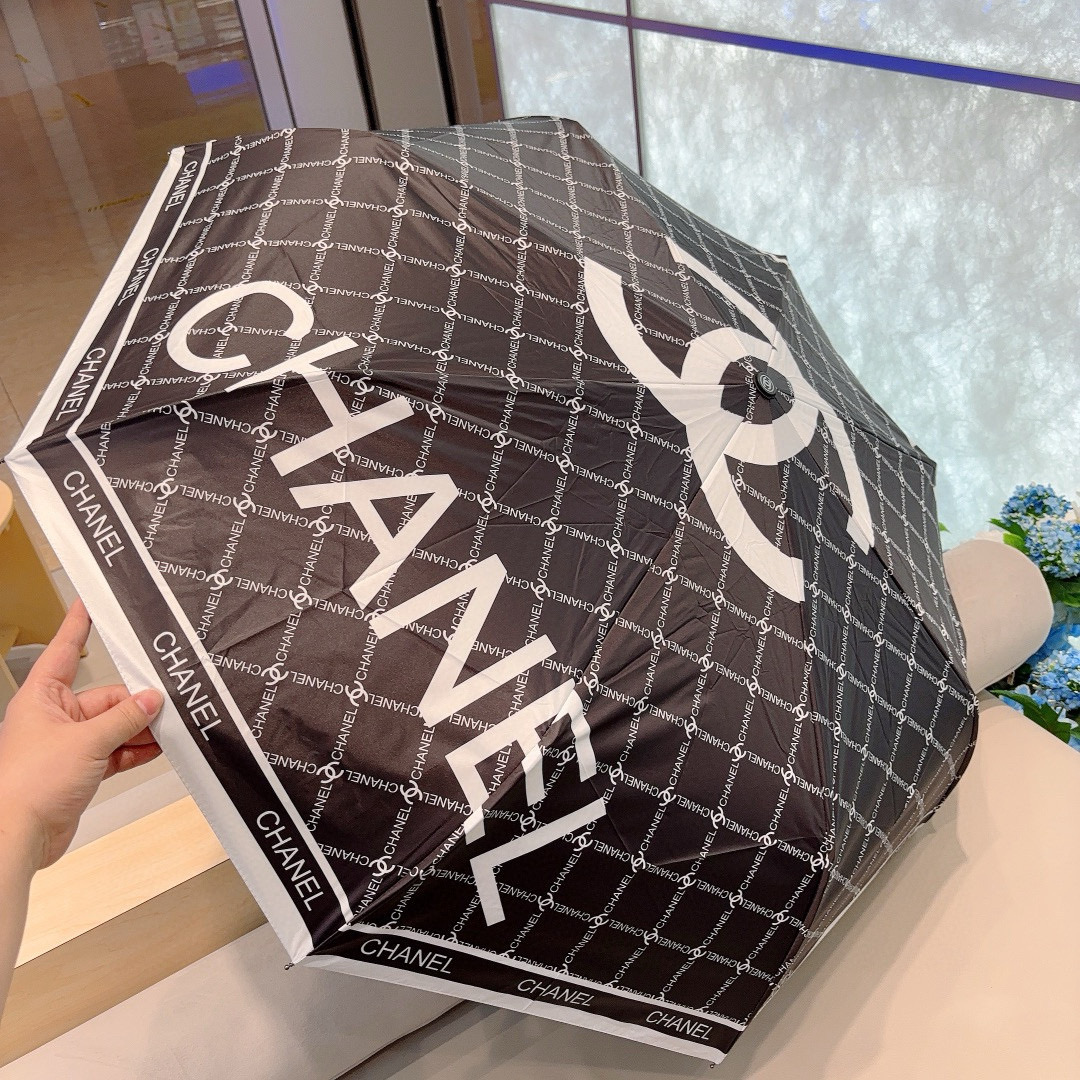  CHANEL（香奈儿）三折自动折叠晴雨伞 集合香奈儿灵魂LOGO为一体的设计风格高雅奢华 带在身上带来