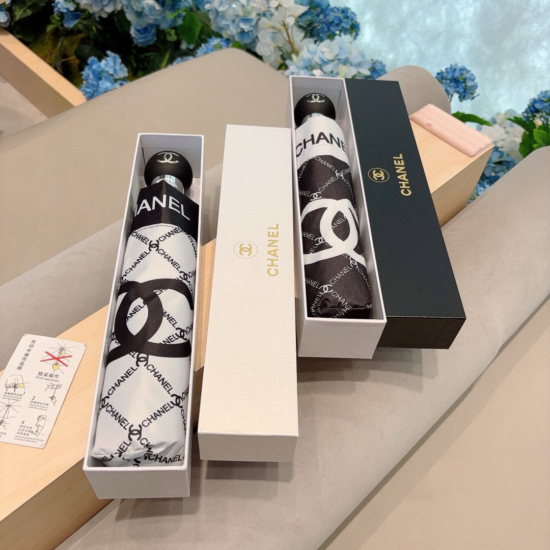  CHANEL（香奈儿）三折自动折叠晴雨伞 集合香奈儿灵魂LOGO为一体的设计风格高雅奢华 带在身上带来