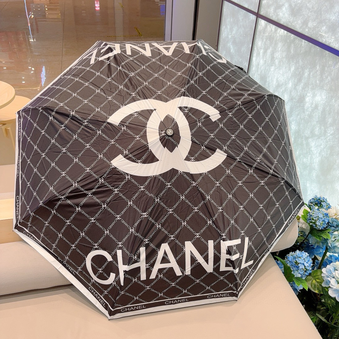  CHANEL（香奈儿）三折自动折叠晴雨伞 集合香奈儿灵魂LOGO为一体的设计风格高雅奢华 带在身上带来